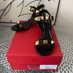 Valentino Garavani Black Calfskin Roman Studded Sandals Block Heel Size 37.5 NIB